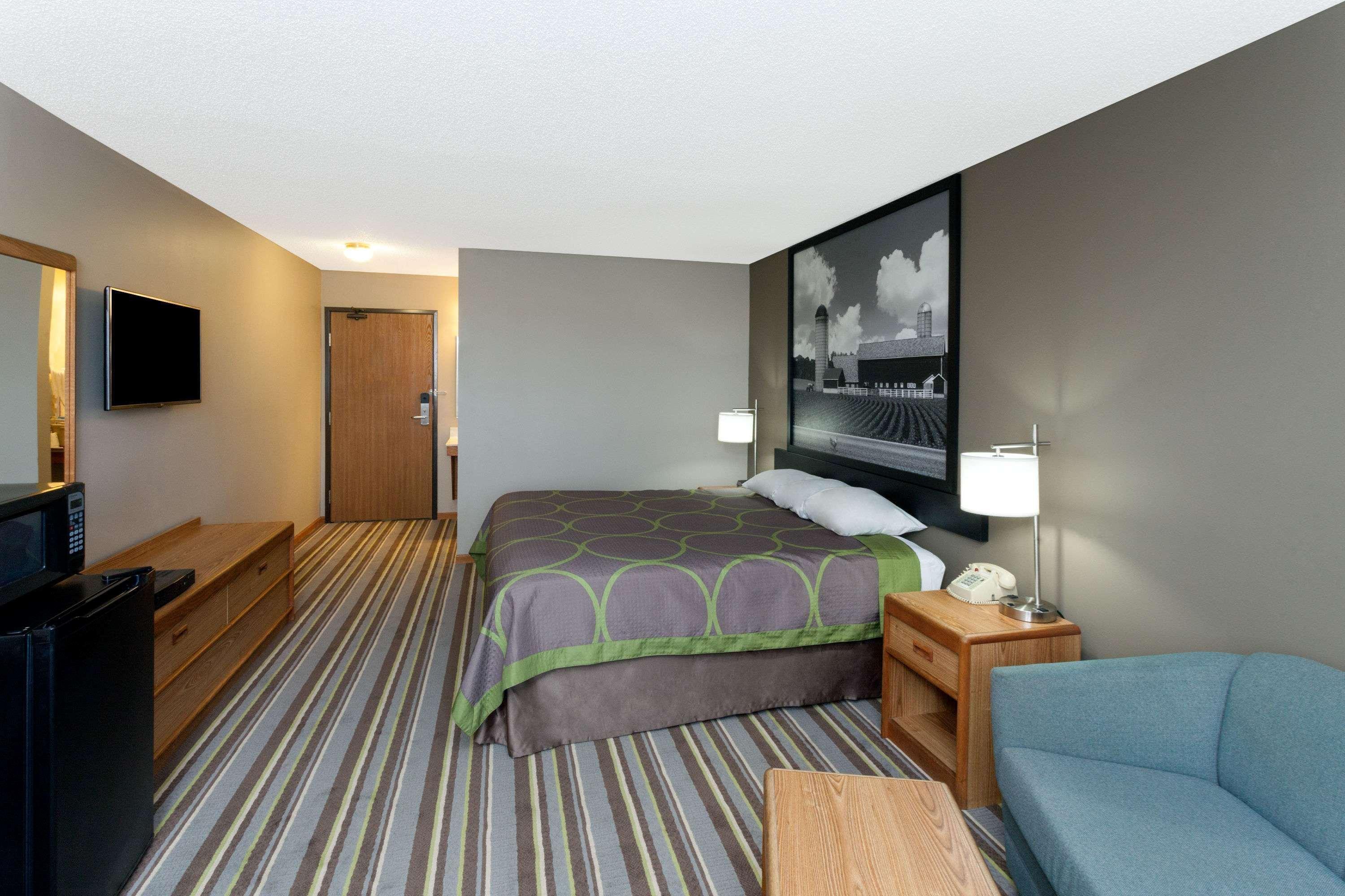 Super 8 By Wyndham Gilman Hotell Exteriör bild