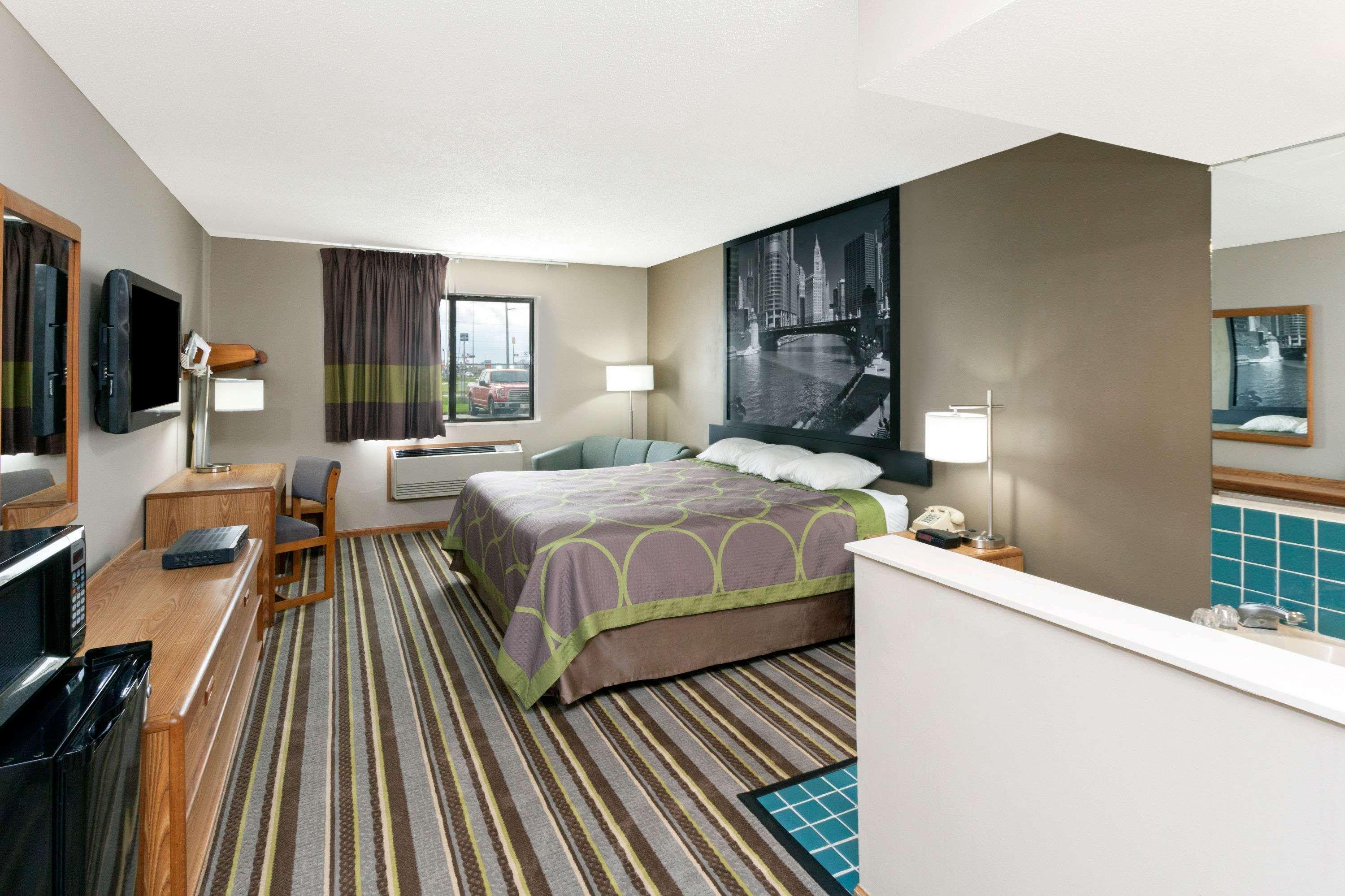 Super 8 By Wyndham Gilman Hotell Exteriör bild